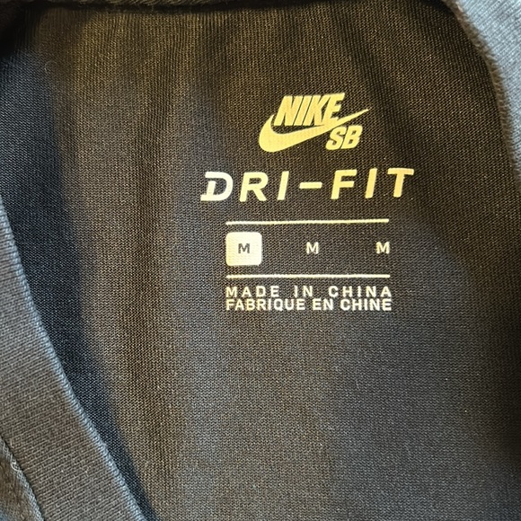 Nike SB Camo Logo Dri-Fit Medium EUC Mens Short Sleeve T-shirt Black - Picture 4 of 7